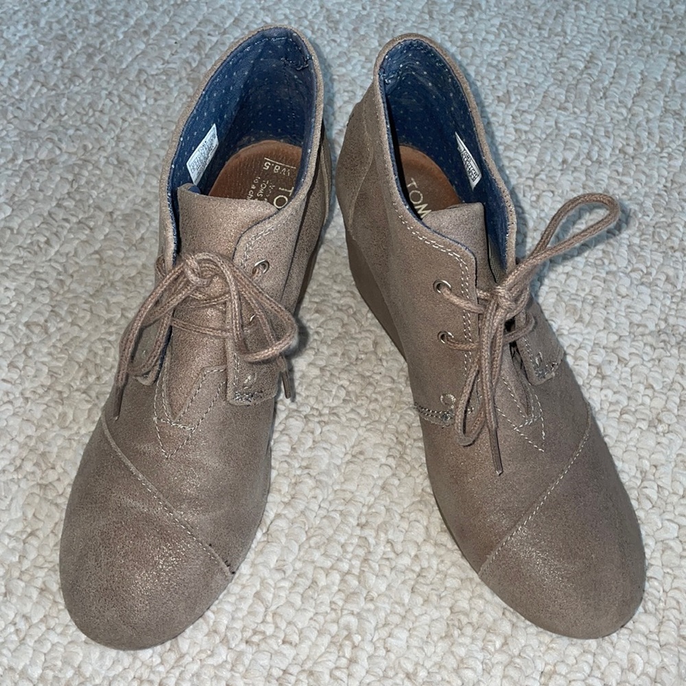 Toms Wedge Ankle boot in Taupe Desert Suede